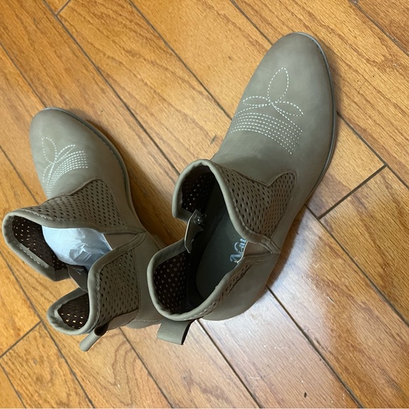 Boots - Picture 3 of 4